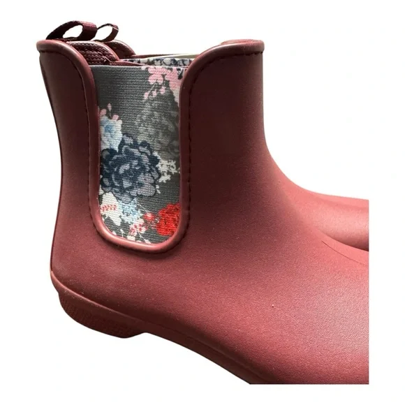 Women’s Size 7 CROCS Freesail Chelsea Garnet Waterproof Rain Casual Boot - Picture 5 of 8
